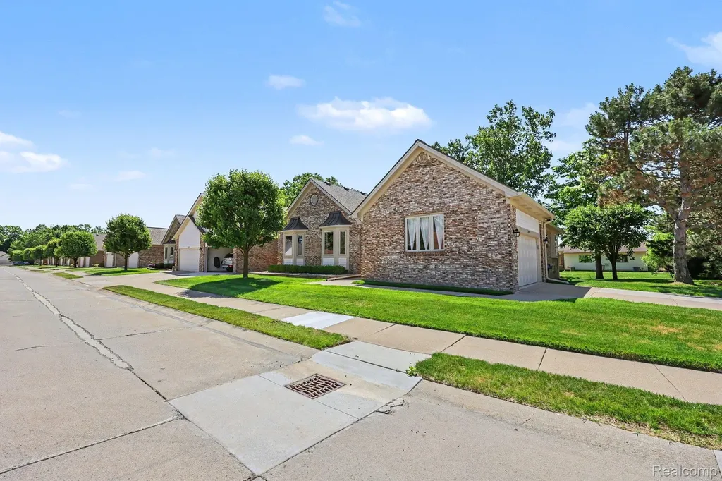 13750 Treeland Drive Shelby Charter Township MI 48315