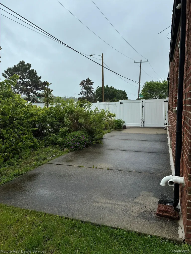 13585 Rockdale Street Detroit City MI 48223