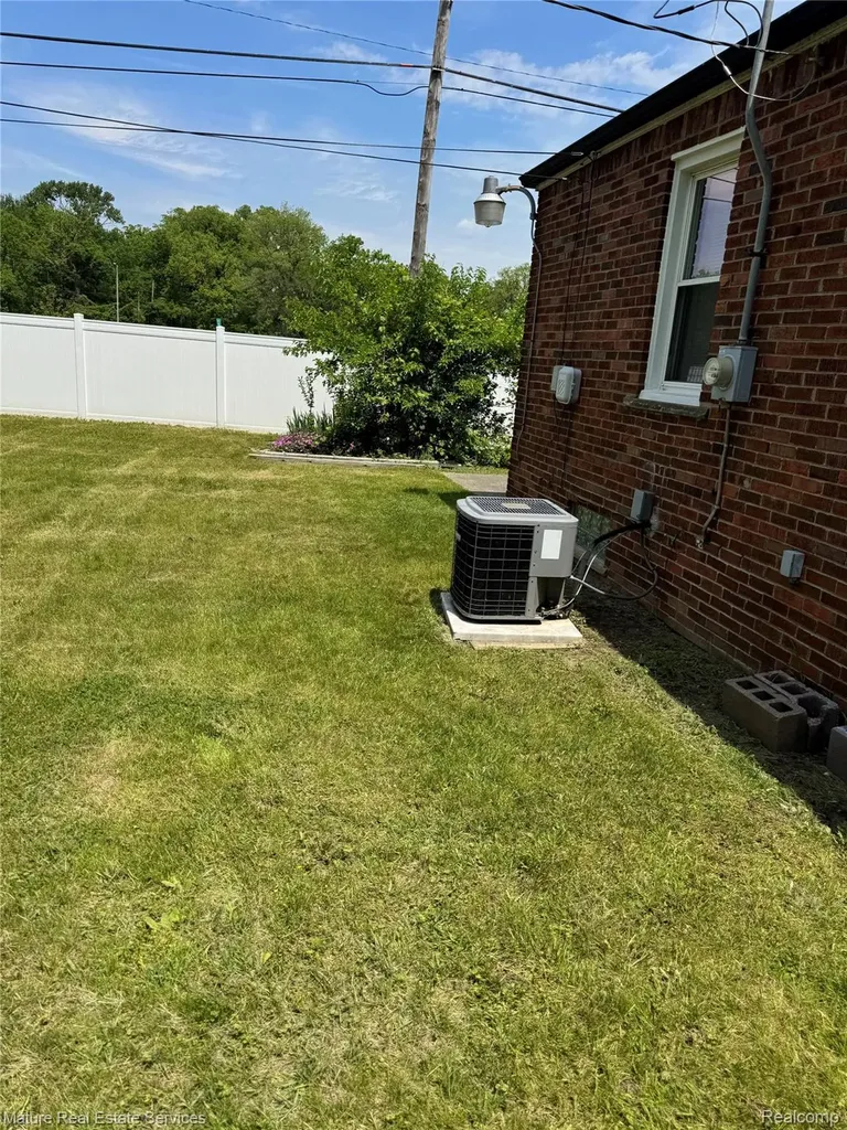 13585 Rockdale Street Detroit City MI 48223