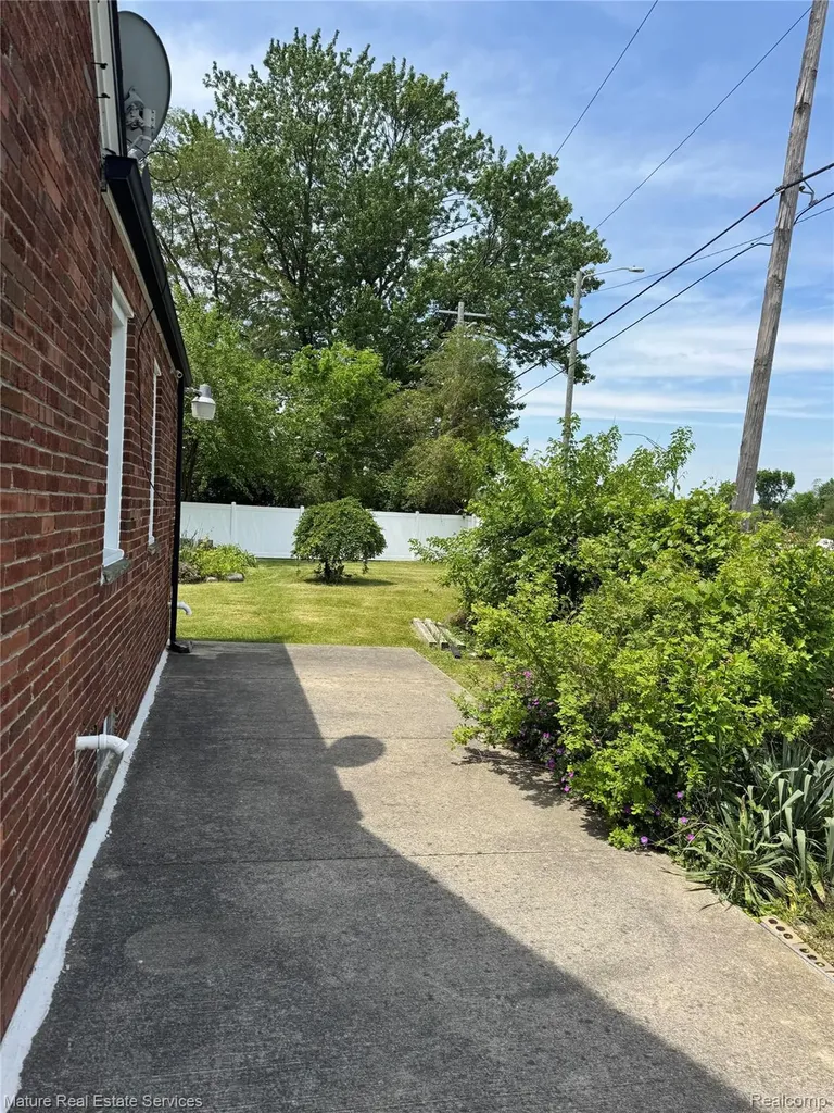 13585 Rockdale Street Detroit City MI 48223
