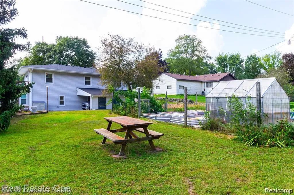331 Lochaven Road Waterford Charter Township MI 48327
