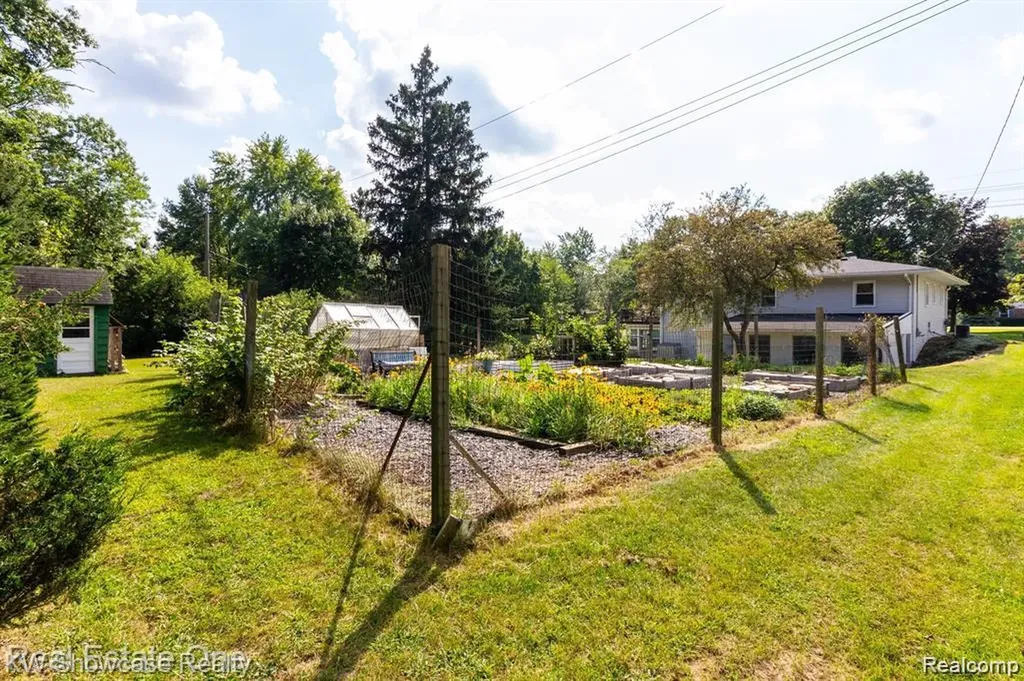 331 Lochaven Road Waterford Charter Township MI 48327