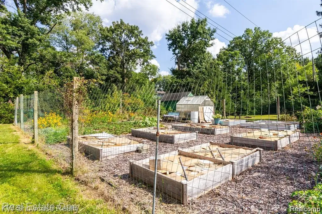 331 Lochaven Road Waterford Charter Township MI 48327