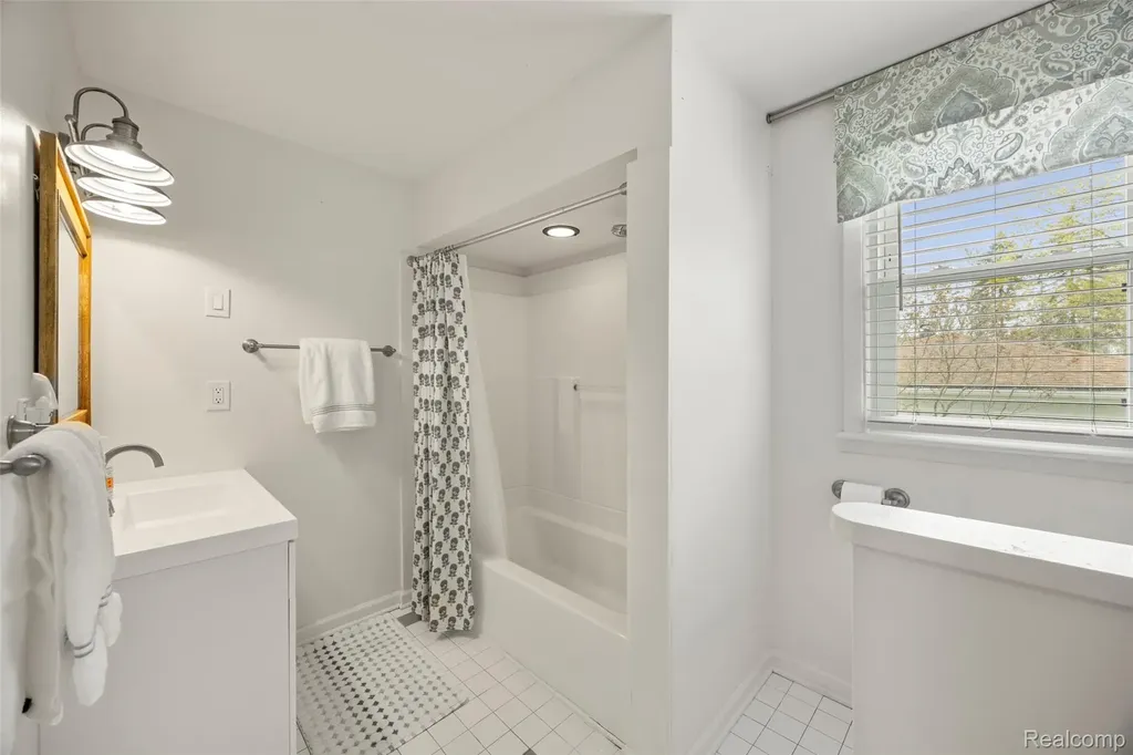 1545 Tanfield Street West Bloomfield Charter Township MI 48324