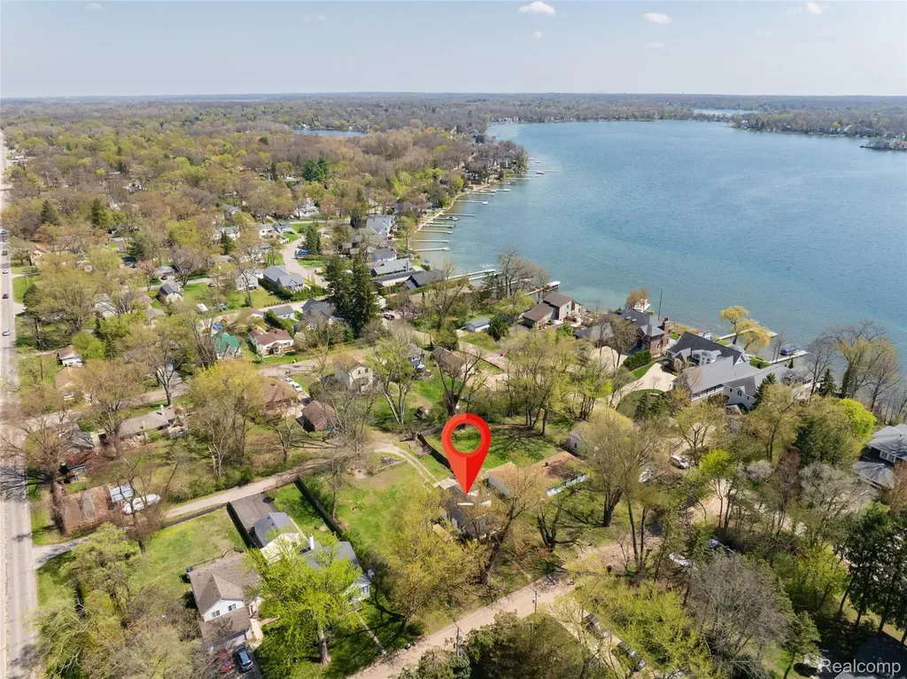 1545 Tanfield Street West Bloomfield Charter Township MI 48324