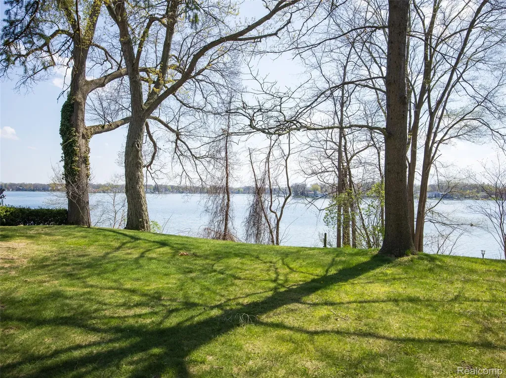 1545 Tanfield Street West Bloomfield Charter Township MI 48324