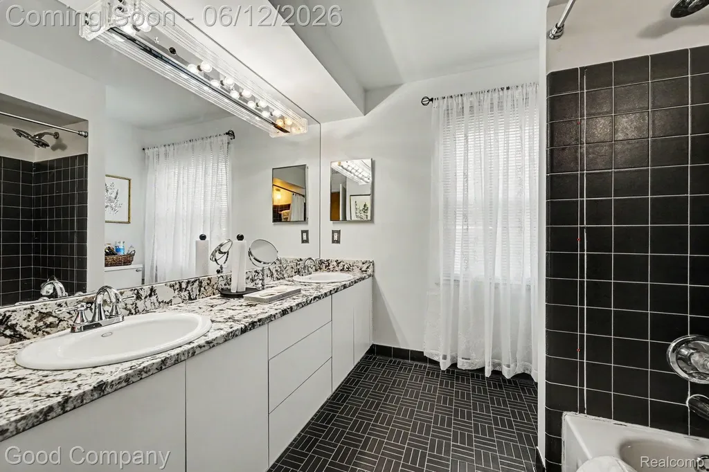 30049 Mayfair Drive Farmington Hills City MI 48331