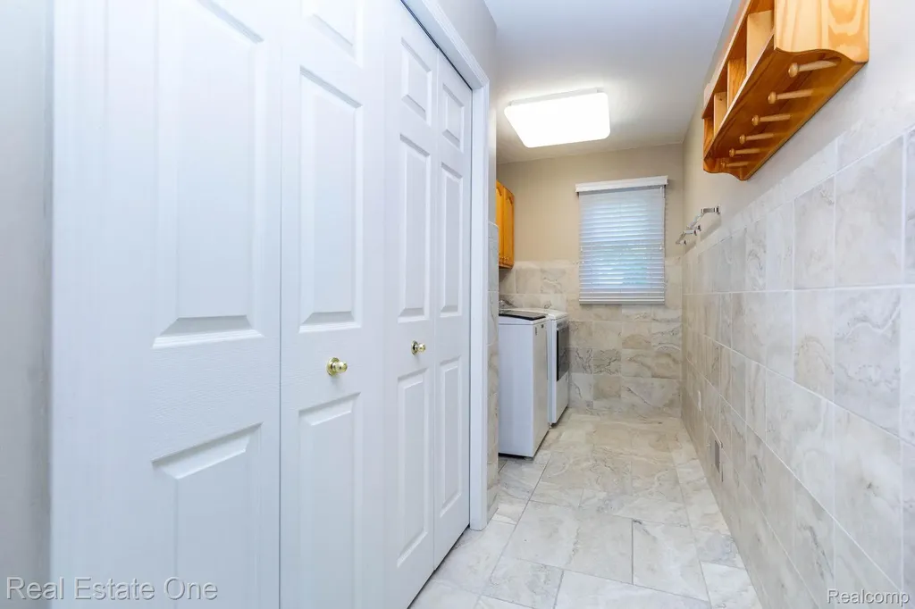 1459 Almond Drive Troy City MI 48098