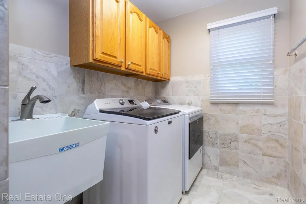 1459 Almond Drive Troy City MI 48098