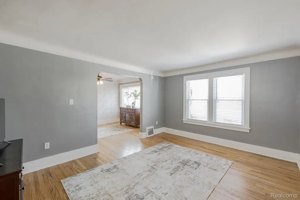 21202 Collingham Avenue Farmington City MI 48336