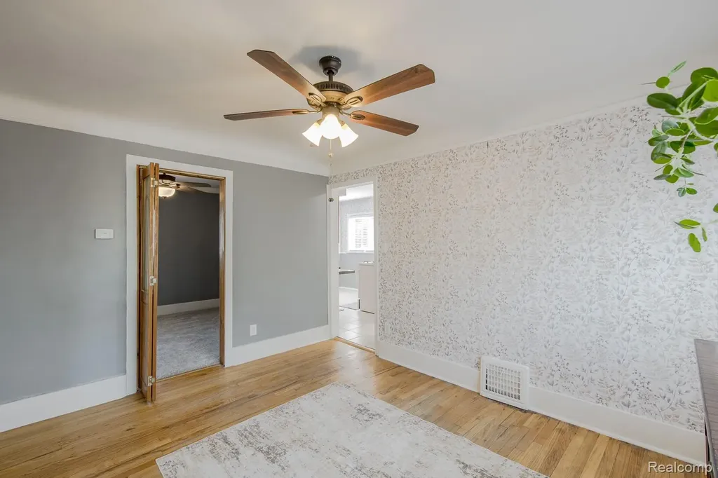 21202 Collingham Avenue Farmington City MI 48336