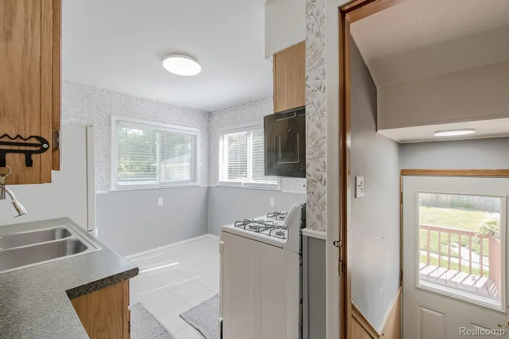 21202 Collingham Avenue Farmington City MI 48336
