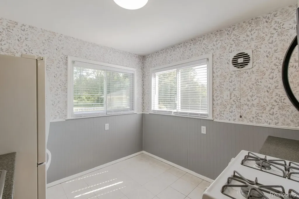 21202 Collingham Avenue Farmington City MI 48336