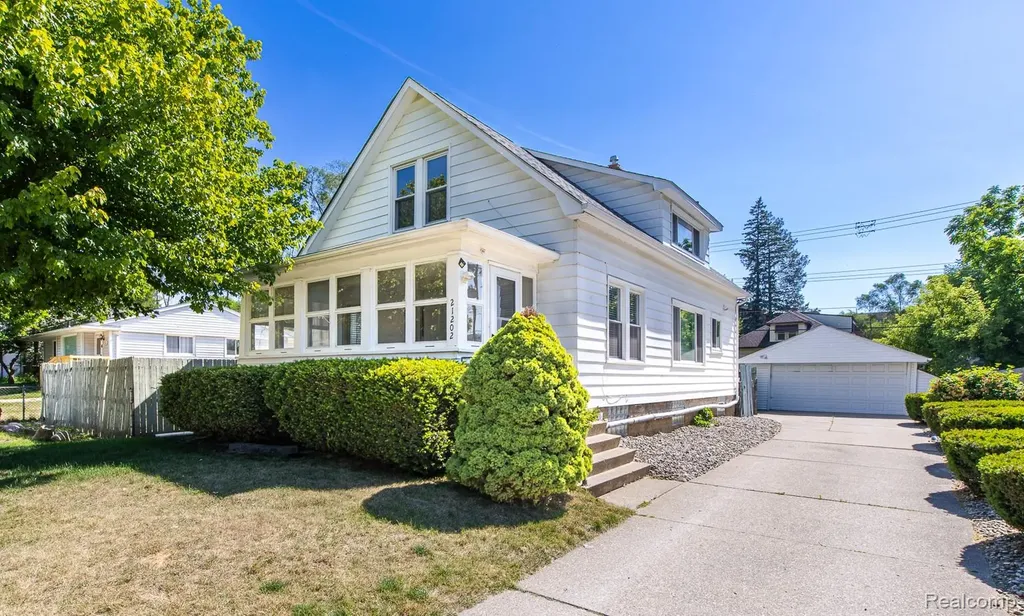 21202 Collingham Avenue Farmington City MI 48336