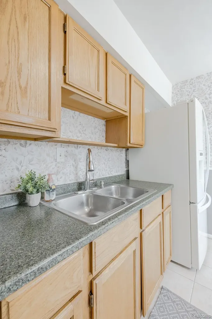 21202 Collingham Avenue Farmington City MI 48336
