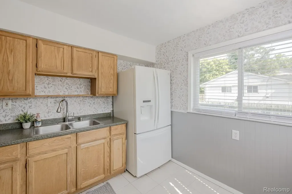 21202 Collingham Avenue Farmington City MI 48336