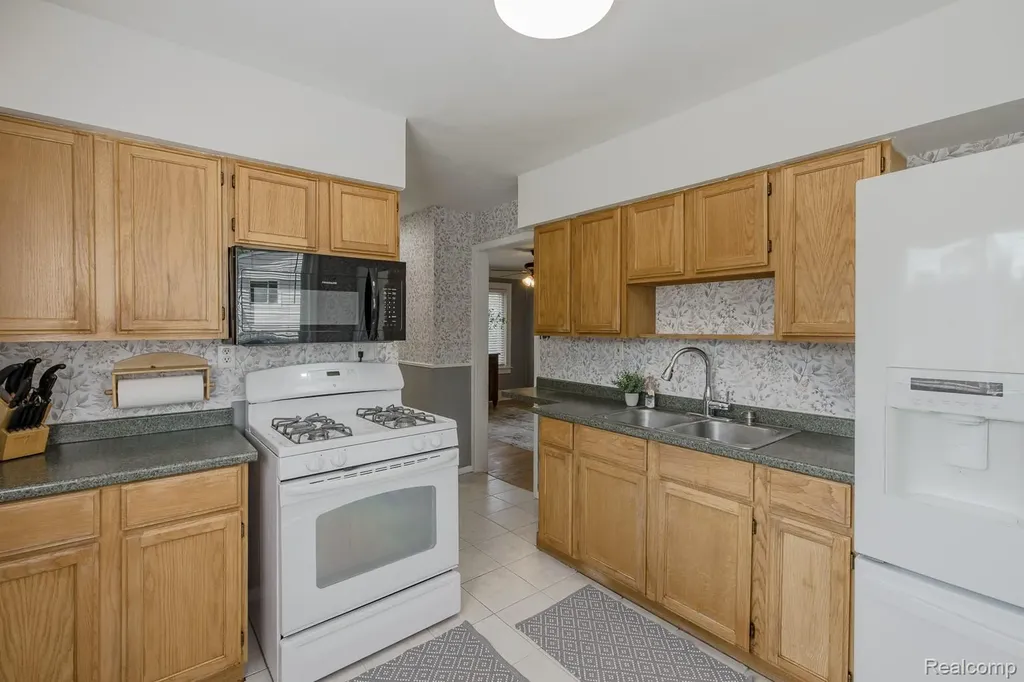 21202 Collingham Avenue Farmington City MI 48336