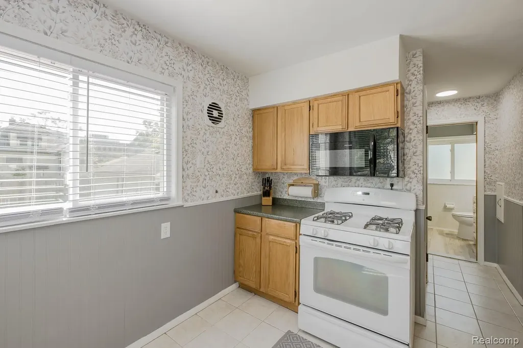 21202 Collingham Avenue Farmington City MI 48336
