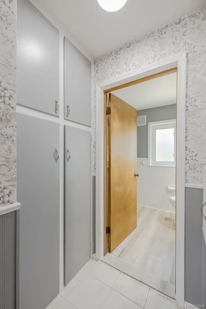 21202 Collingham Avenue Farmington City MI 48336