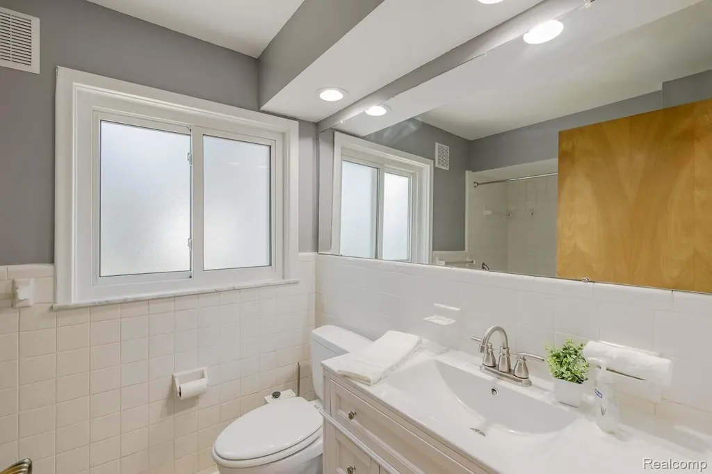 21202 Collingham Avenue Farmington City MI 48336