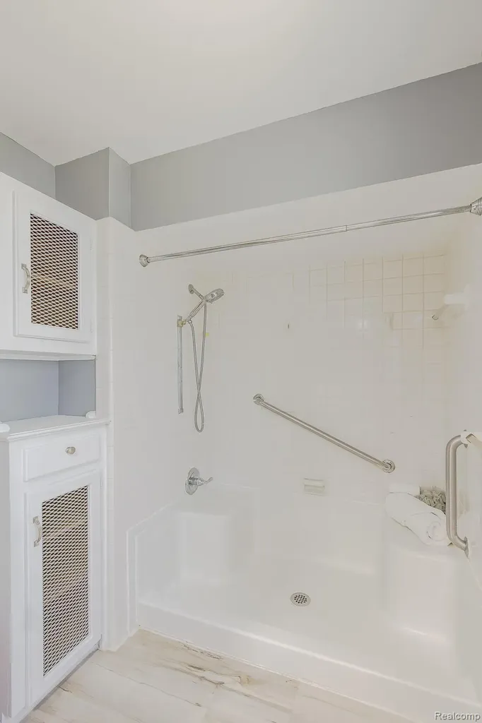 21202 Collingham Avenue Farmington City MI 48336
