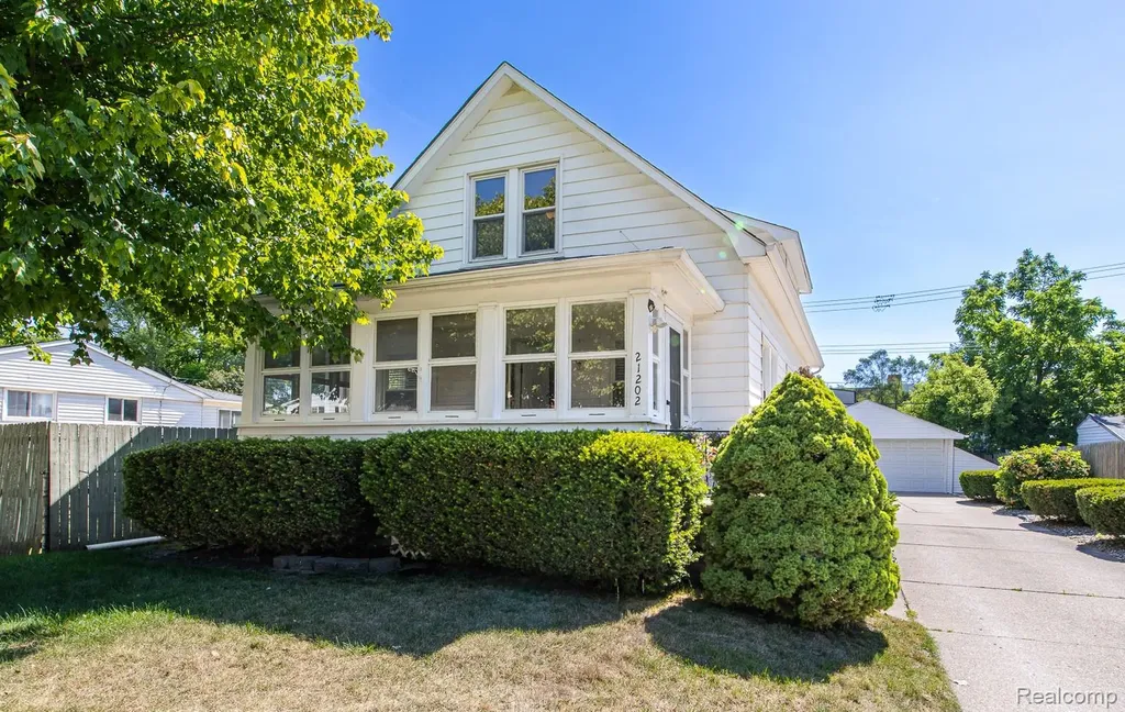 21202 Collingham Avenue Farmington City MI 48336