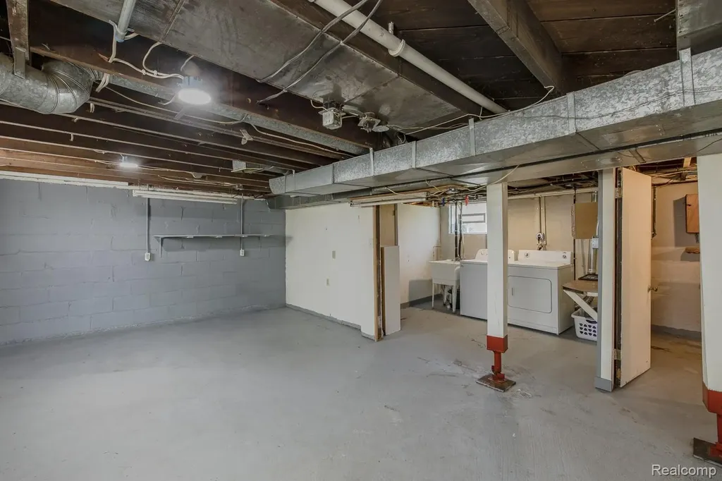 21202 Collingham Avenue Farmington City MI 48336