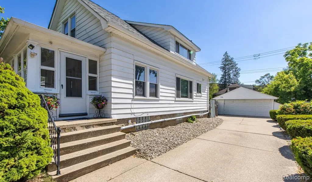 21202 Collingham Avenue Farmington City MI 48336