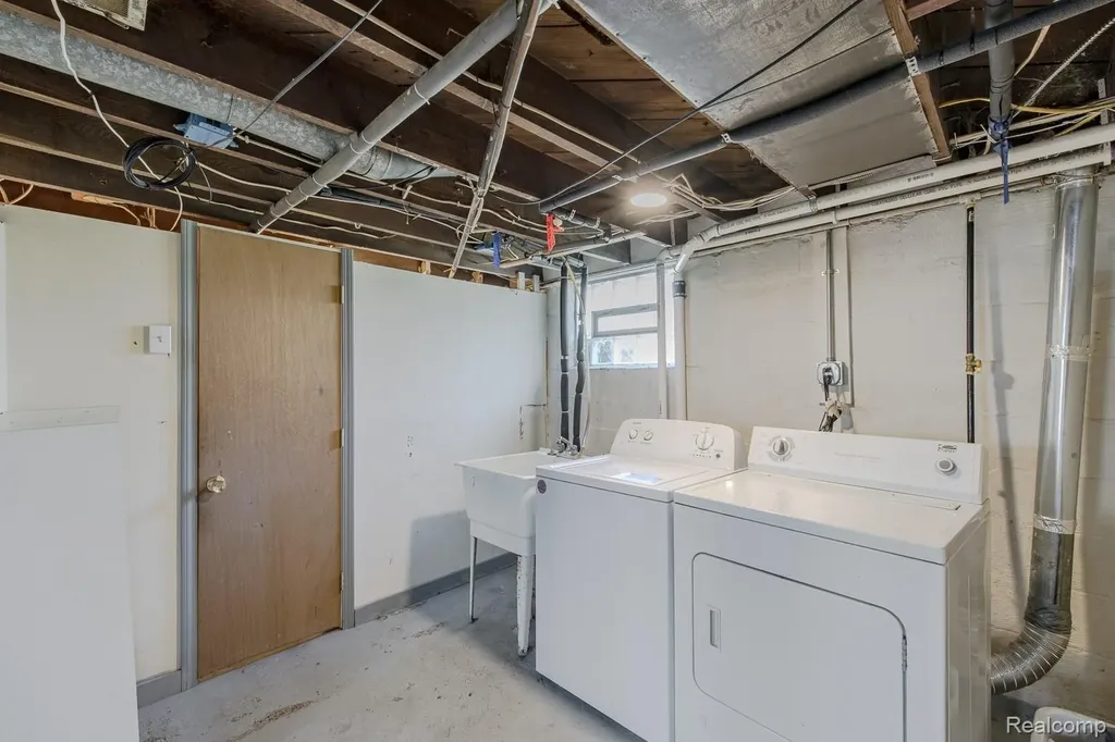 21202 Collingham Avenue Farmington City MI 48336
