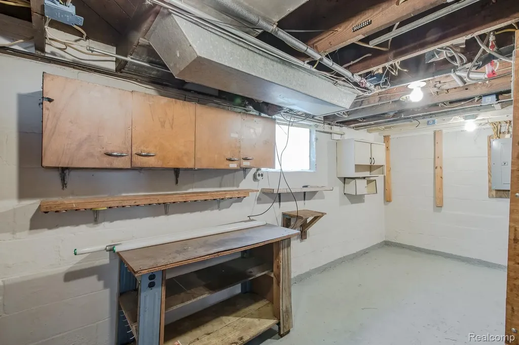 21202 Collingham Avenue Farmington City MI 48336