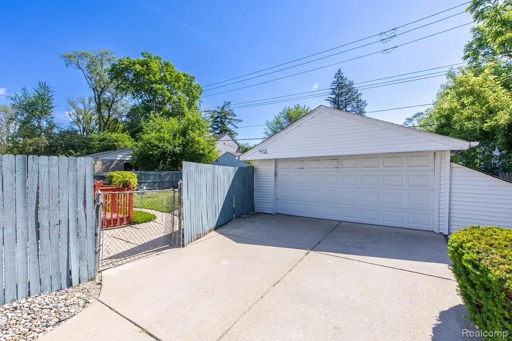 21202 Collingham Avenue Farmington City MI 48336