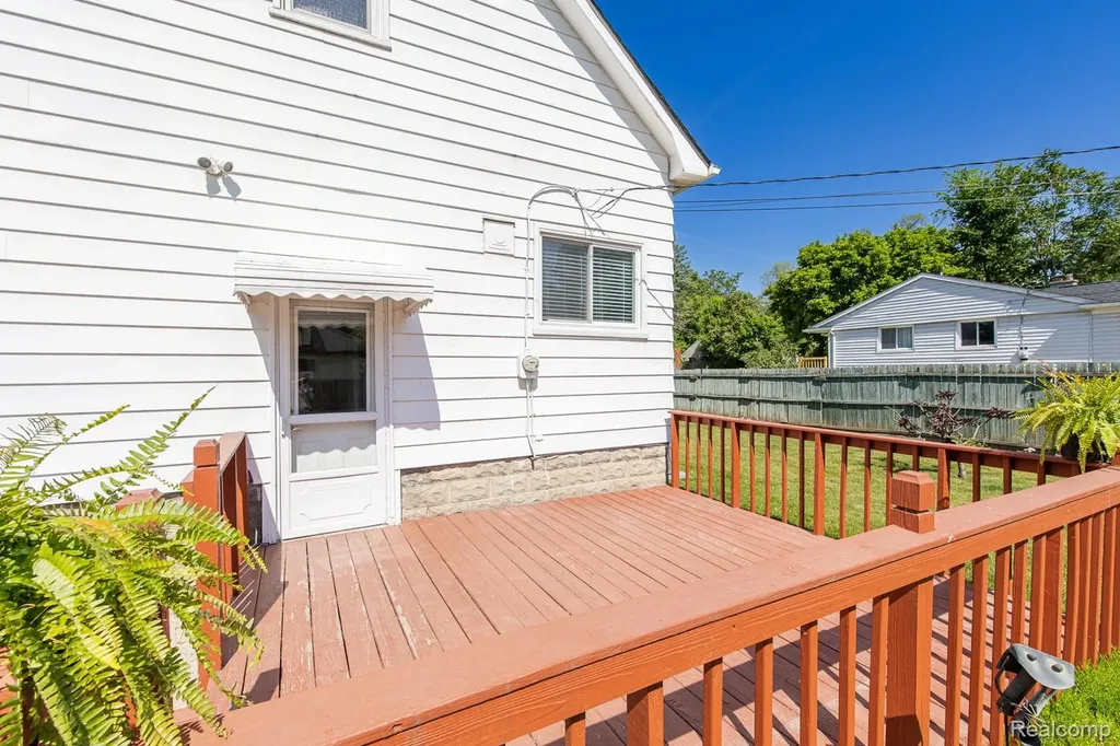21202 Collingham Avenue Farmington City MI 48336