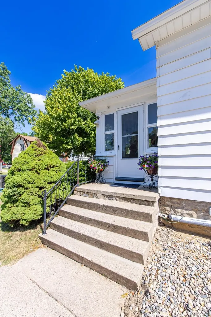 21202 Collingham Avenue Farmington City MI 48336
