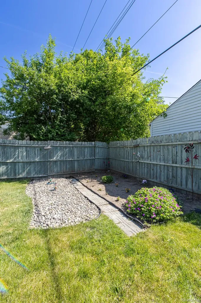 21202 Collingham Avenue Farmington City MI 48336