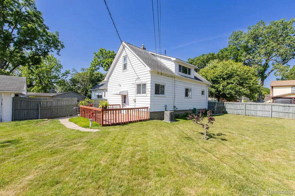 21202 Collingham Avenue Farmington City MI 48336