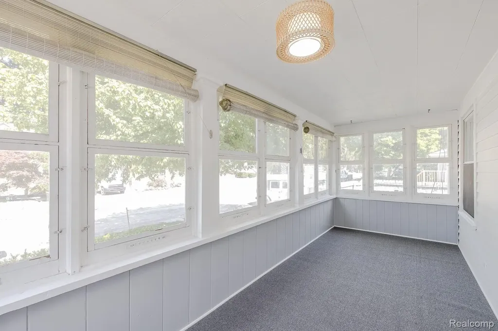 21202 Collingham Avenue Farmington City MI 48336