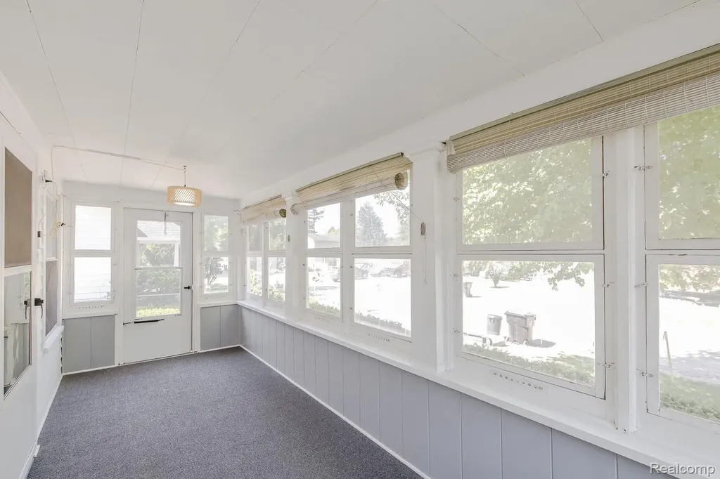 21202 Collingham Avenue Farmington City MI 48336