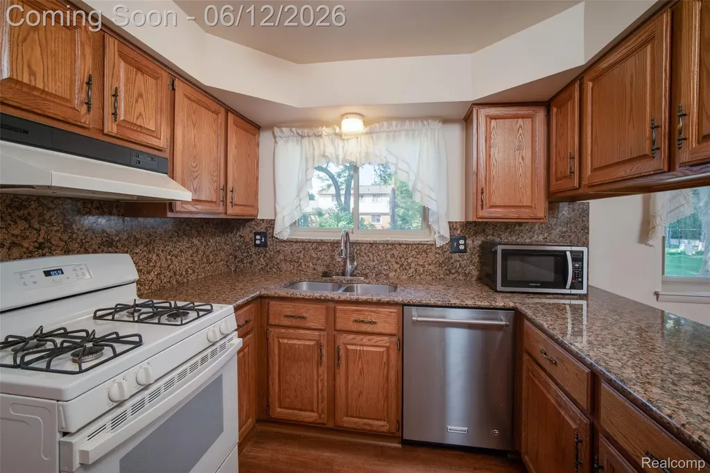 18871 Comstock Street Livonia City MI 48152
