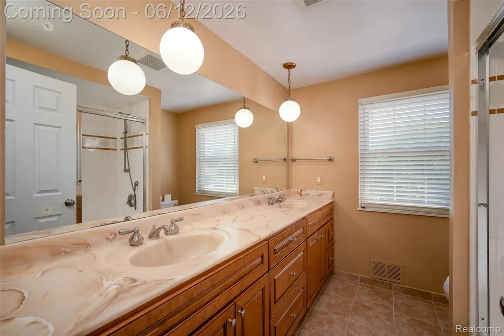 18871 Comstock Street Livonia City MI 48152