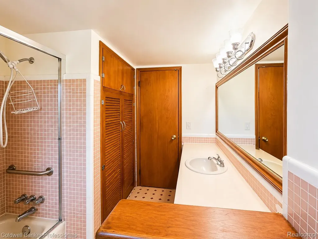 53238 Saturn Drive Shelby Charter Township MI 48316