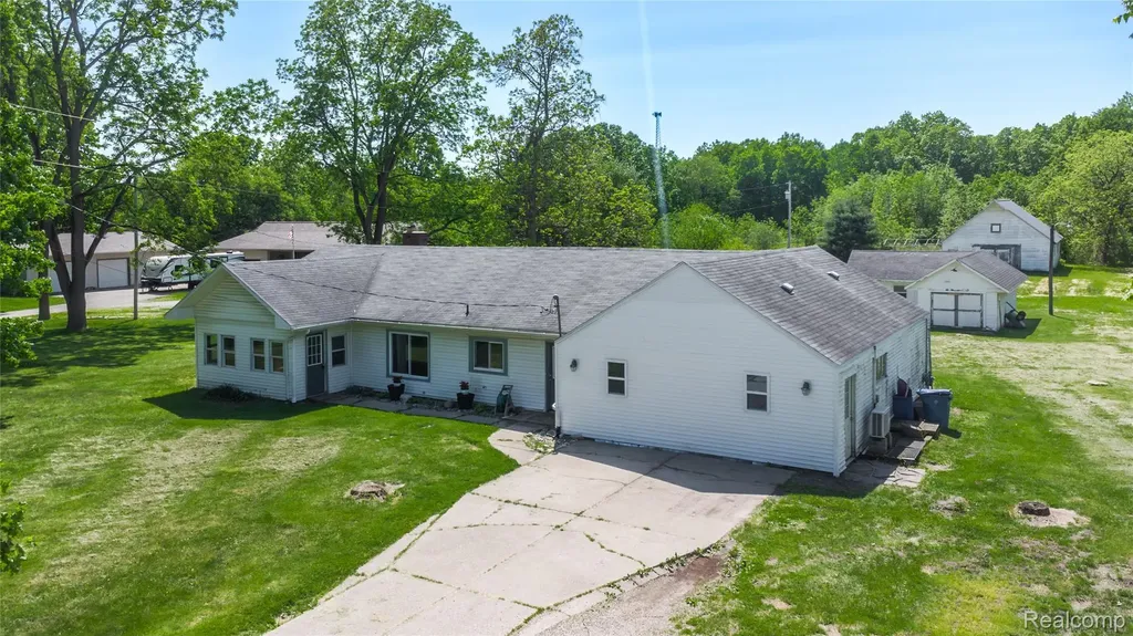 12238 Jennings Road Fenton Charter Township MI 48451