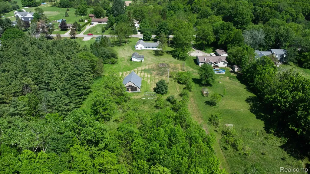 12238 Jennings Road Fenton Charter Township MI 48451