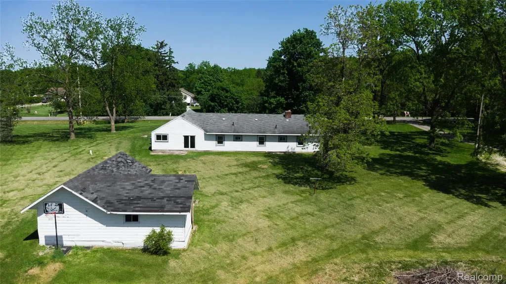 12238 Jennings Road Fenton Charter Township MI 48451
