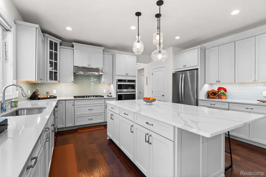 3020 N Spurway Drive Ann Arbor City MI 48105