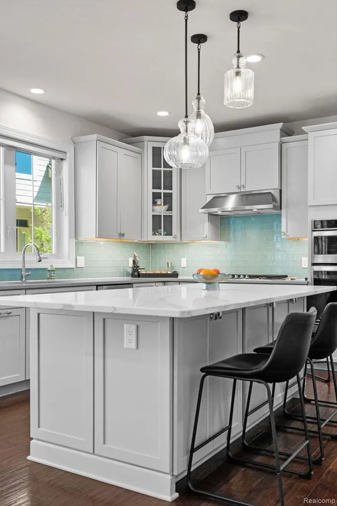 3020 N Spurway Drive Ann Arbor City MI 48105