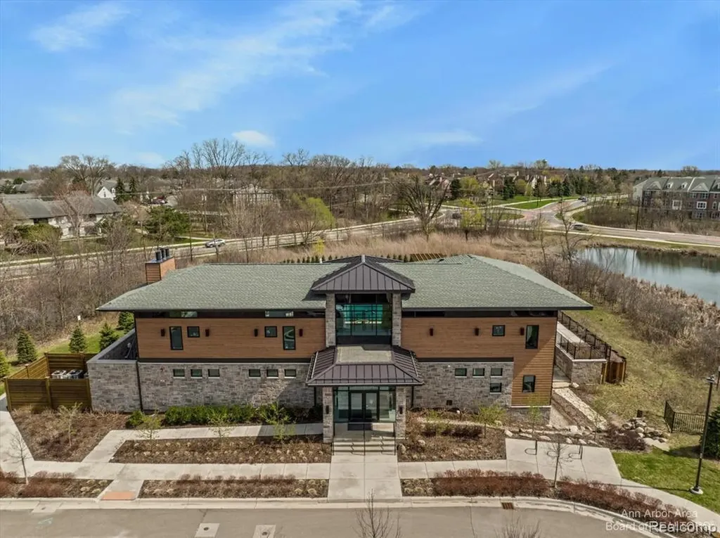 3020 N Spurway Drive Ann Arbor City MI 48105