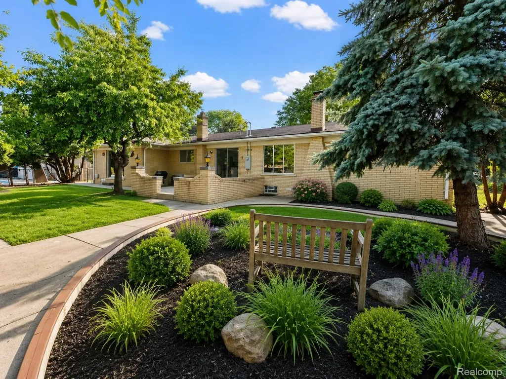 32104 Claeys Drive Warren City MI 48093