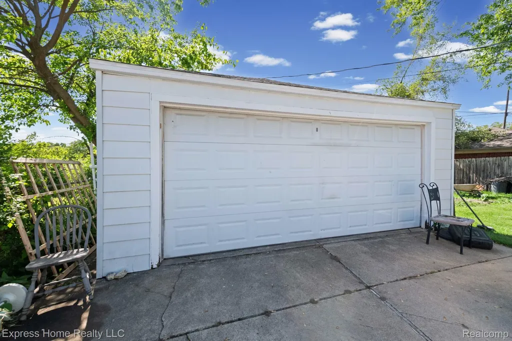 24825 Masch Avenue Warren City MI 48091