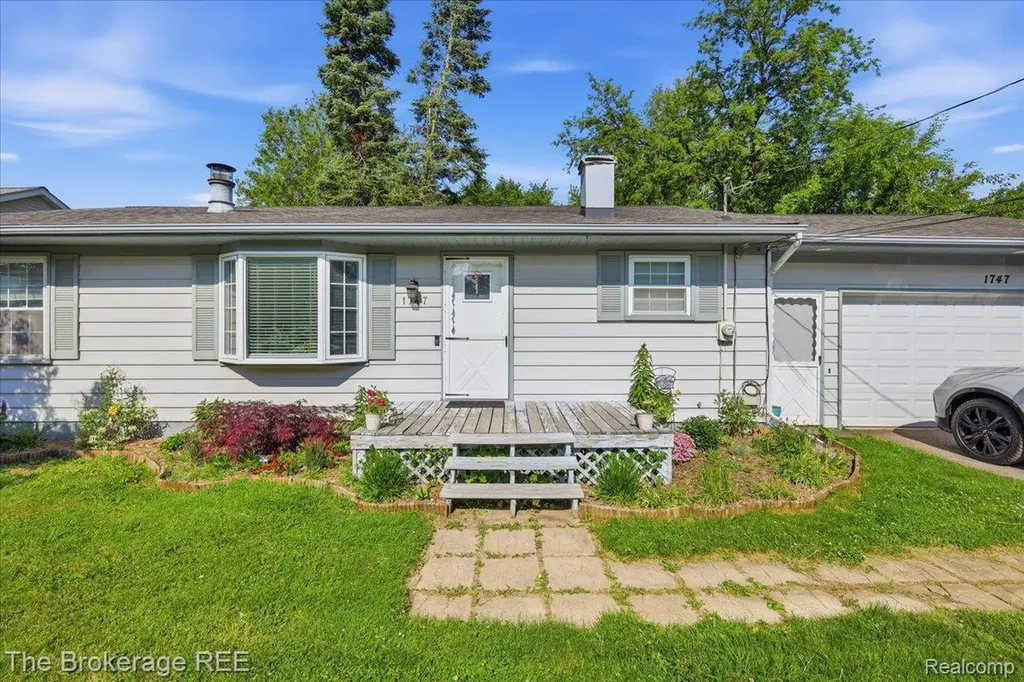 1747 Manse Road Waterford Charter Township MI 48328