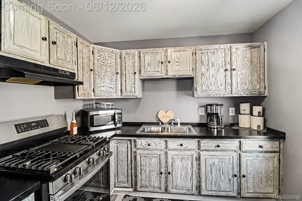 16429 Frazho Road Roseville City MI 48066